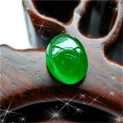 它是最顶级的颜色帝王绿翡翠原石多少钱一克,所以它也被称为翡翠玉.