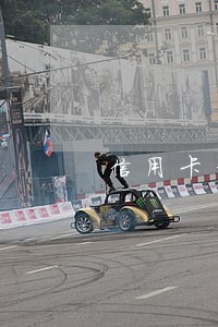 信用卡年费逾期必须要去发卡地吗