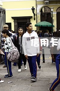 信用卡逾期家里玻璃被砸 信用卡逾期家里玻璃被砸