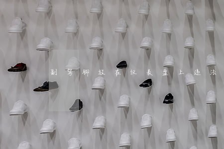 副驾脚放在仪表盘上违法吗