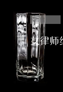 女律师给大爷让座却被小伙抢 女律师给大爷让座却被小伙抢