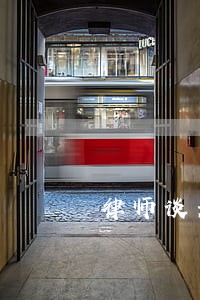 律师谈老人偷排骨被挂牌示众 律师谈老人偷排骨被挂牌示众