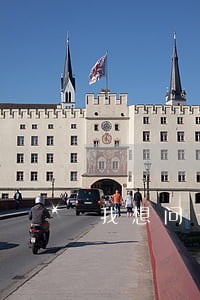 我想问一下在法院申请购买房产