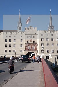 打官司法官重要还是律师重要 打官司法官重要还是律师重要