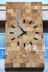 明光法院组织干警采摘扶贫桃