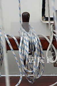 法院通知书贴在别人家门上