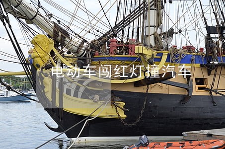 电动车闯红灯撞汽车 电动车闯红灯撞汽车