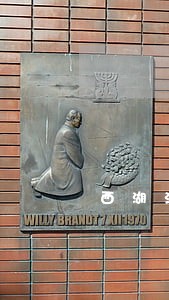 西湖法院奔驰撞人 西湖法院奔驰撞人