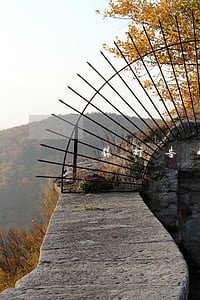 银行告我们逾期要我们出律师费吗