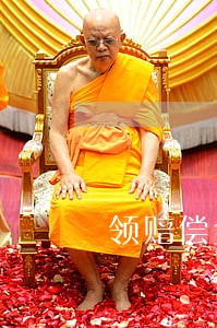 领赔偿金一定要本人去法院么 领赔偿金一定要本人去法院么